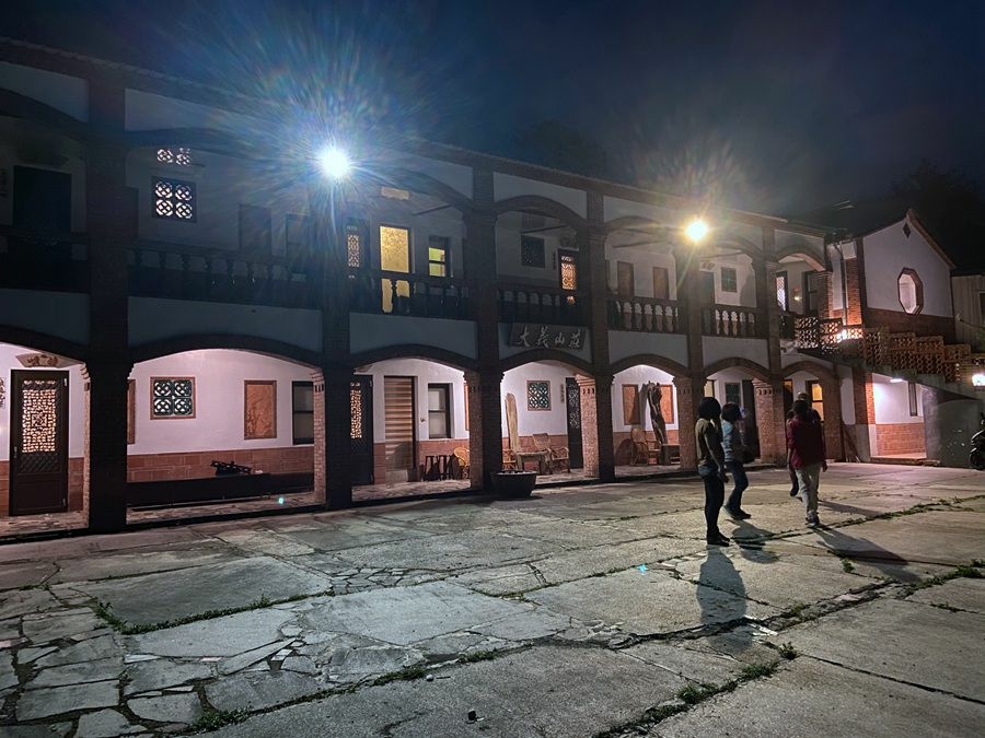 新竹住宿-梅門大義山莊-庭院夜色