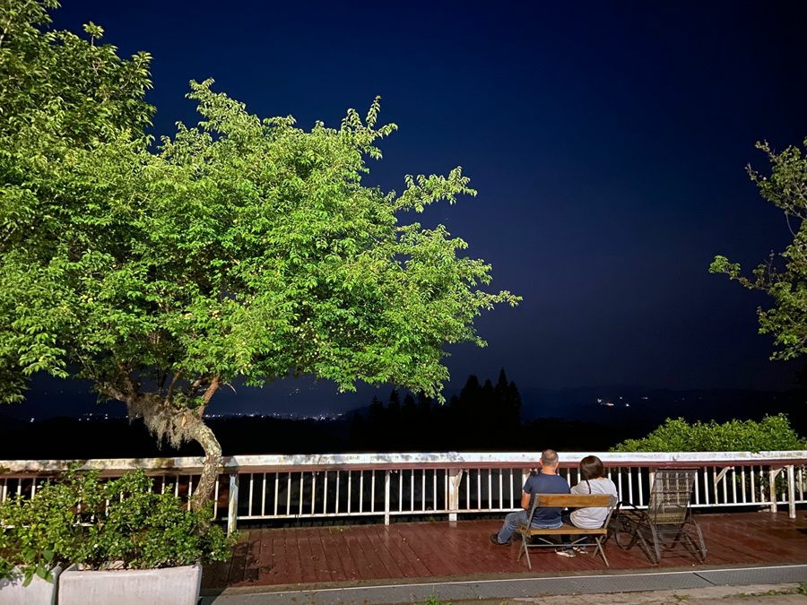 新竹住宿-梅門大義山莊-庭院賞夜景