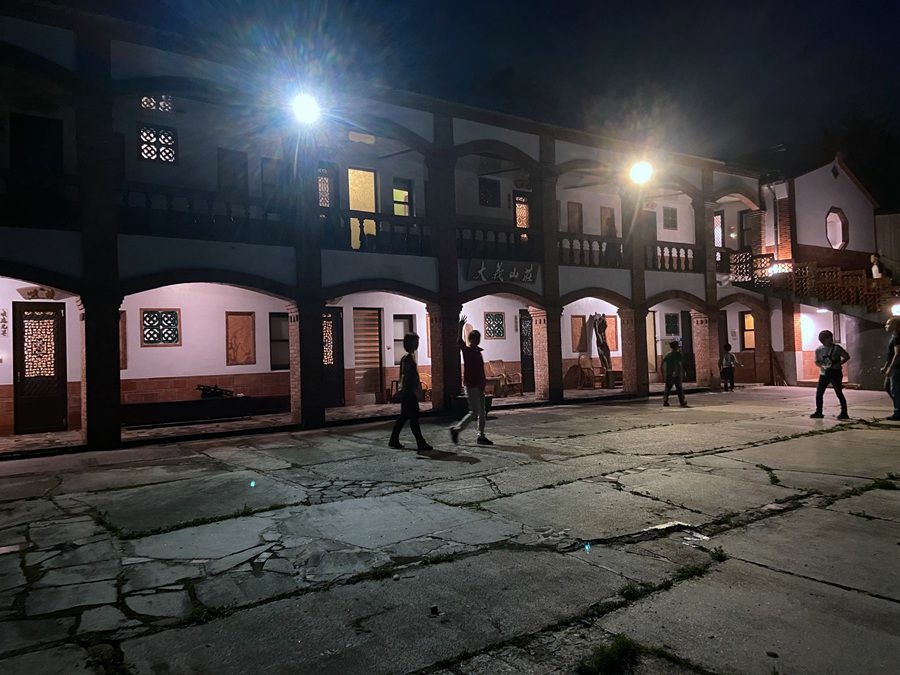 新竹住宿-梅門大義山莊-庭院夜色