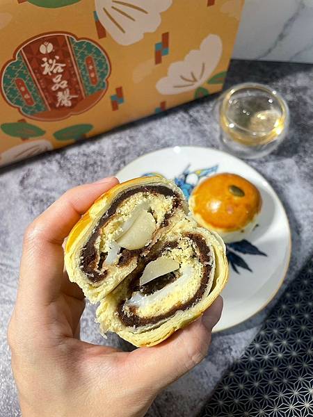 食記 ཾ裕品馨༺必吃爆漿流沙酥、帝王酥，雲朵小酥餅中秋禮盒宅