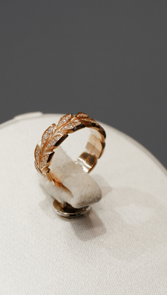 Tiffany茶會葉冠形狀設計的鑽石戒指