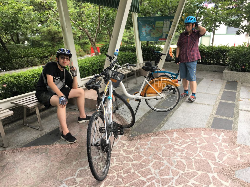 躲雨.jpg 躲雨.jpg