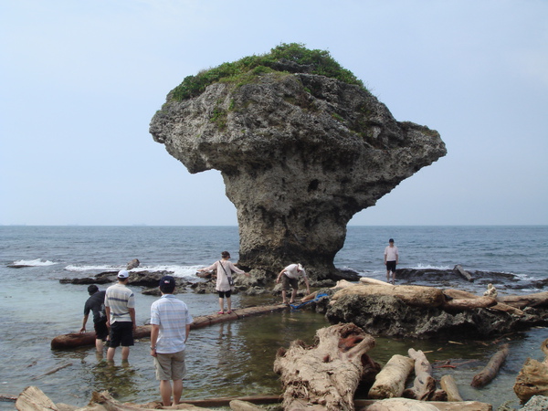 整個海岸邊很崎嶇