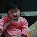 20090208-7 整齊的妹妹頭加上粉紅衣就像小妹妹.JPG