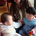 20090221-16 有蝦子雞手伸過來了.JPG