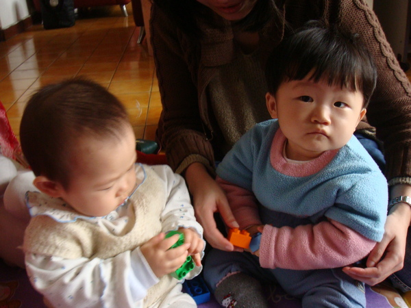 20090221-24 這個小孩好奇怪 都要拿我手上的玩具.JPG