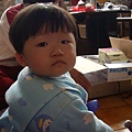 20090308-1 來外婆家有點怕生 在偷看爸爸.JPG