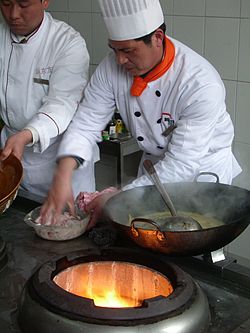 250px-Wok_cooking_and_the_heat_source_by_The_Pocket_in_Nanjing.jpg