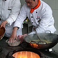 250px-Wok_cooking_and_the_heat_source_by_The_Pocket_in_Nanjing.jpg