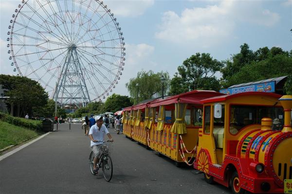 摩天輪還有遊園列車