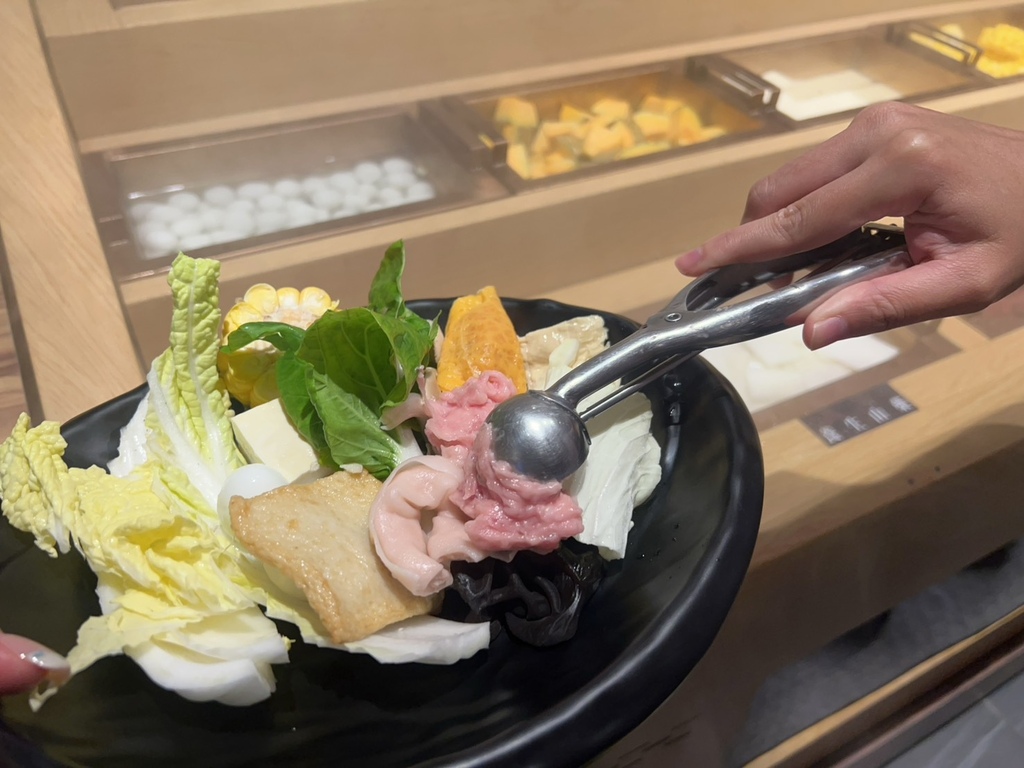 [ 桃園食記 ] 十二段鍋物堂中壢店自助吧新鮮蔬食最低29